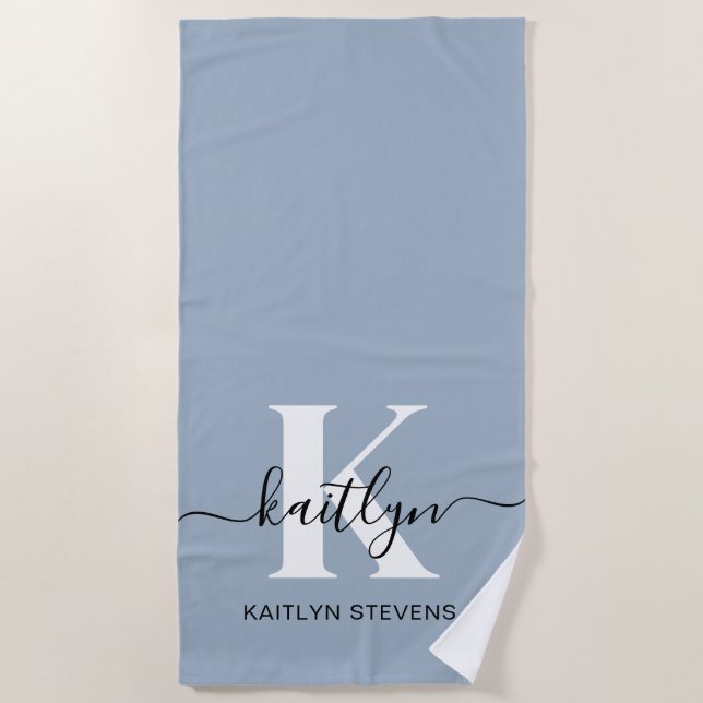 Elegant Dusty Blue Script Monogram Strandtuch (Vorderseite)