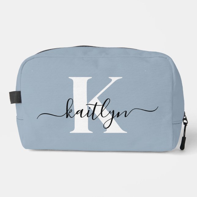 Elegant Dusty Blue Script Monogram Waschbeutel (Vorderseite)