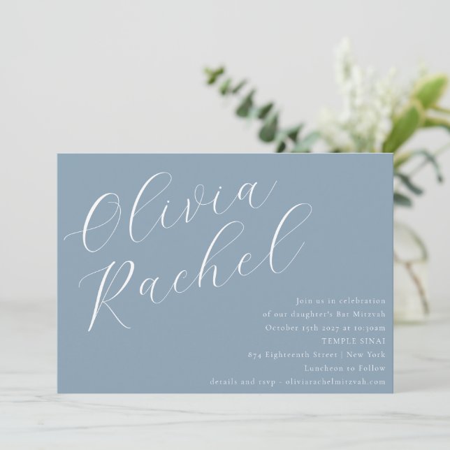 Elegant Dusty Blue Script Name Minimal Bat Mitzvah Einladung (Stehend Vorderseite)