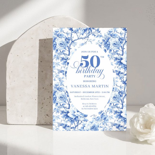 Elegant Dusty Blue Toile de Jouy 50th Birthday  Einladung (Elegant Dusty Blue Toile de Jouy 50th Birthday Invite)