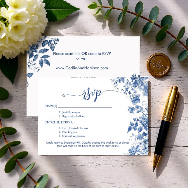 Elegant Dusty Blue Toile Floral  QR Code Wedding RSVP Karte (Elegant Dusty Blue Toile Floral QR Code Wedding RSVP Card)