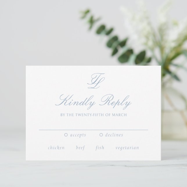 Elegant Dusty Blue Traditionelle Hochzeit RSVP Karte (Stehend Vorderseite)