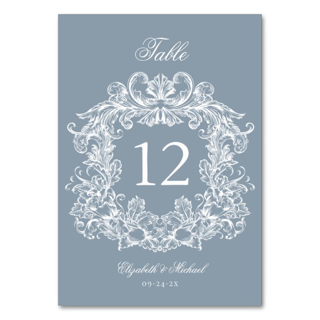 Elegant Dusty Blue Vintage Crest Wedding Tischnummer (Vorderseite)