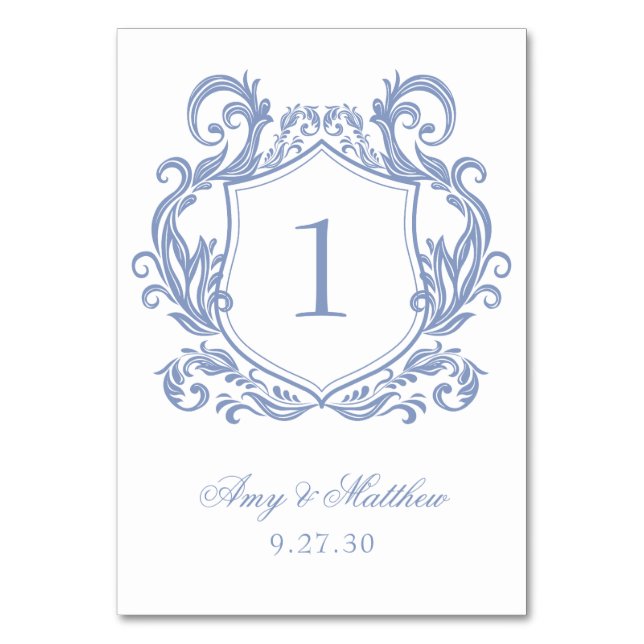 Elegant Dusty Blue Wappen Wedding Tischnummer (Vorderseite)