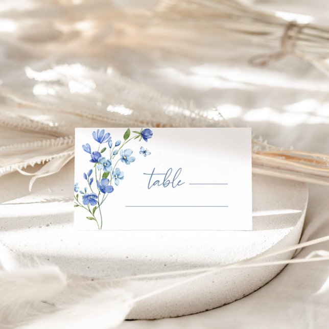 Elegant Dusty Blue Wildblume Wedding Platzkarte (Von Creator hochgeladen)
