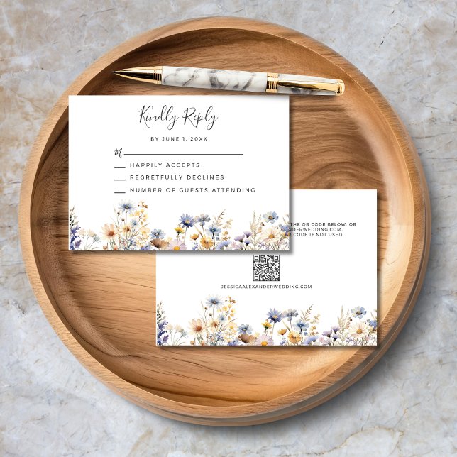 Elegant Dusty Blue Wildblumen QR Code Wedding RSVP Karte (Elegant Dusty Blue Wildflowers QR Code Wedding RSVP Card with watercolor flowers, script text.)