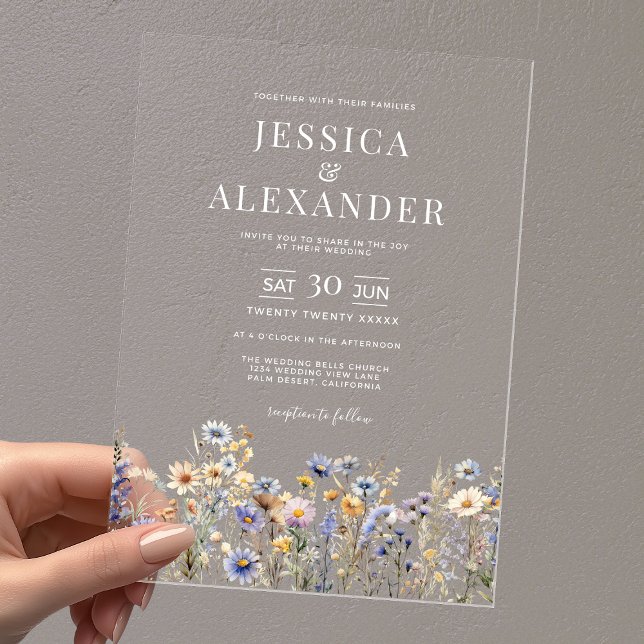 Elegant Dusty Blue Wildblumen Wedding Clear Acryleinladungen (Elegant Dusty Blue Wildflowers Clear Acrylic Wedding Invitation with White Text.)