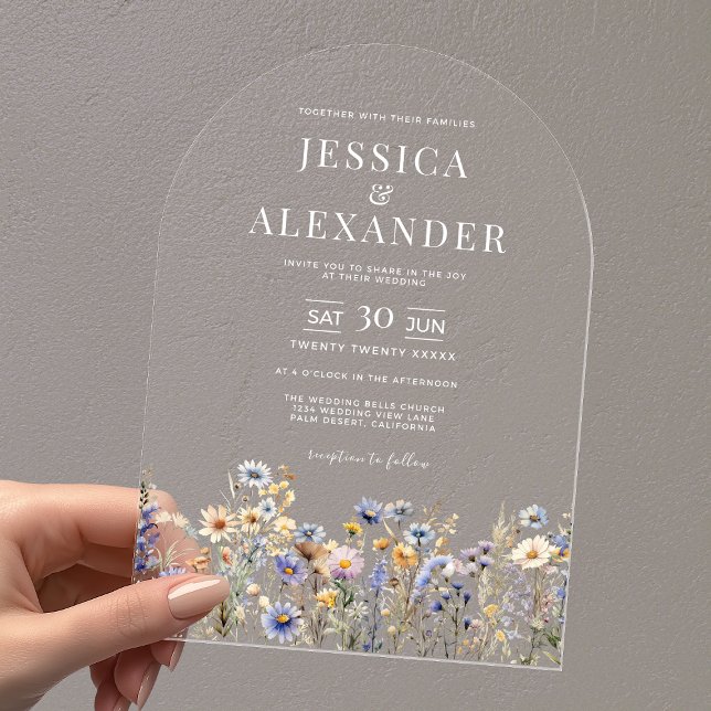 Elegant Dusty Blue Wildblumen Wedding Clear Arch Acryleinladungen (Elegant Dusty Blue Watercolor Wildflowers Wedding Clear Arch Acrylic Invitation with White Text.)