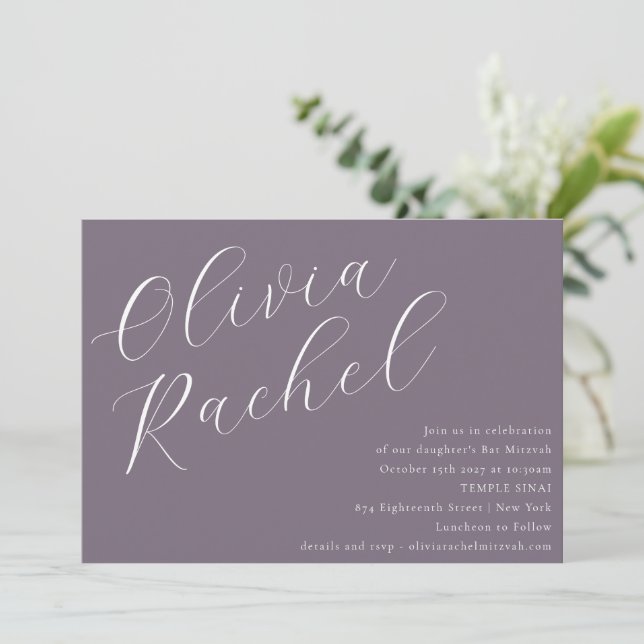 Elegant Dusty Lila Script Minimal Bat Mitzvah Einladung (Stehend Vorderseite)