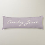 Elegant Dusty Lilac Handgeschriebener Skriptname B Seitenschläferkissen<br><div class="desc">Dieses individuelle Kissen zeichnet sich durch eine schöne handgeschriebene Schrift aus, die auf einem stilvollen, staubigen lila Hintergrund geschrieben ist. Gute Geschenkidee.</div>