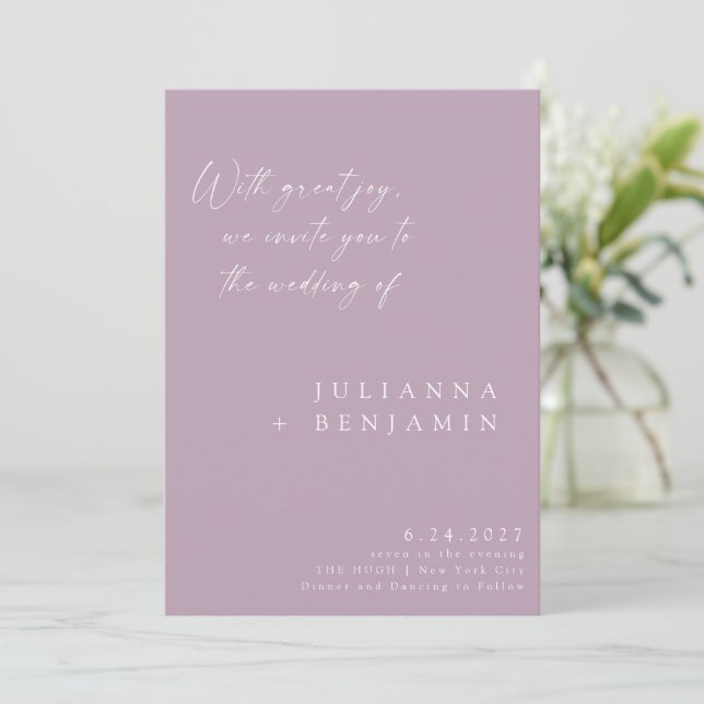 Elegant Dusty Lilac Minimalistisch Chic Script Wed Einladung (Stehend Vorderseite)