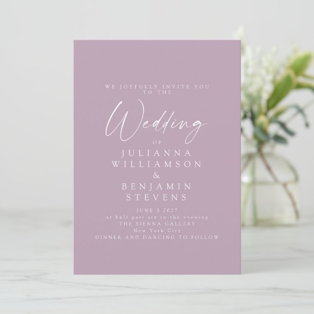 Elegant Dusty Lilac Minimalistisch Script Wedding Einladung (Stehend Vorderseite)