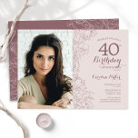 Elegant Dusty Pink Floral Foto 40. Geburtstag Einladung<br><div class="desc">Elegante, staubige Party Einladung mit rosa und lila Blütenfarbe, 40. Geburtstag, mit Ihrem Foto auf der Vorderseite der Karte. Minimalistisches modernes Design mit botanischen Kontur Zeichnungen Akzente und Typografie Drehbuch Schriftart. Einfache, trendige Einladungskarte für eine stilvolle Damenfeier. Kann für jedes Alter angepasst werden. Gedruckte Zazzle Einladungen oder Sofortdownload digitalen druckbaren...</div>