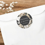 Elegant Earthy Floral Dark Gray Gastgeschenk Hochz Runder Aufkleber<br><div class="desc">Dieses hübsche Lieblingstickerdesign zeichnet sich durch schöne neutrale Farbfloralen mit Ihren Namen und Hochzeitstermin aus. Dieses zeitlose Design ist eine ausgezeichnete Wahl für viele Arten von Veranstaltungen,  von klassisch bis boho. Individuell gestaltete Vorzugsetiketten ergänzen Ihren Hochzeitsempfang oder Ihr Brautparty ...  und fügen diese besondere Touch hinzu!</div>