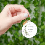 Elegant Earthy Greenery Personalisiert Names Date Schlüsselanhänger<br><div class="desc">Dieses elegante Design ist vollständig anpassbar und zeichnet sich durch eine zarte Aquarellgrünen aus, die Ihre Details umrahmen. Ideal für jede schöne Veranstaltung. Das ist Teil meiner Sammlung namens "Earthy Greenery". Vielen Dank für Ihre Unterstützung und Interesse an meinem Design(en), und seien Sie sicher, in meinem Shop zu besuchen, um...</div>
