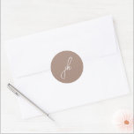 Elegant Earthy Neutral Script Monogram Wedding Runder Aufkleber<br><div class="desc">Elegante Hochzeitsaufkleber mit klassischem Design mit Ihrem Monogramm in einem Script-Schriftart.</div>