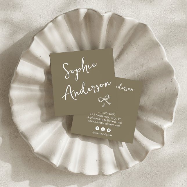 Elegant Earthy Olive Script Bow       Quadratische Visitenkarte (Von Creator hochgeladen)