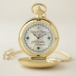 Elegant Emerald Diamonds 20. Hochzeitstag Taschenuhr<br><div class="desc">Opulente Eleganz umrahmt dieses 20-jährige Hochzeitsstipendesign in einem einzigartigen geschmolzenen Diamantendesign mit zentrischem Teardrop-Diamant mit herzförmigen smaragdgrünen Akzenten und Imitaten, die Glitzern auf einem weißen goldfarbenen Farbverlauf hinzufügen. Bitte beachten Sie, dass alle Verzierungen bedruckt sind und nur in flacher, bedruckter Ausführung so real wie möglich erscheinen. Dazu gehören alle metallischen...</div>