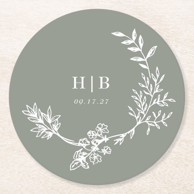 Elegant Envelope Sage Green Floral Monogram Kranz Runder Pappuntersetzer (Vorderseite)