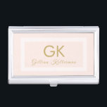 Elegant erröten rosa Goldmonogramm Visitenkarten Dose<br><div class="desc">Dieses elegante erröten Geschäftskartenkasten hat mit Monogramm Initialen in einer modernen Goldtypographie mit Ihrem Namen und Beruf unten,  die durch ein blasses betont werden,  zu erröten Rahmen.  Entworfen durch Künstler Susan Coffey.</div>