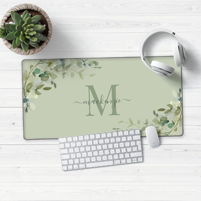 Elegant Eukalyptus Green Botanical Monogram Schreibtischunterlage (Modern Sage Green Eucalyptus Greenery Monogram Desk Mat)