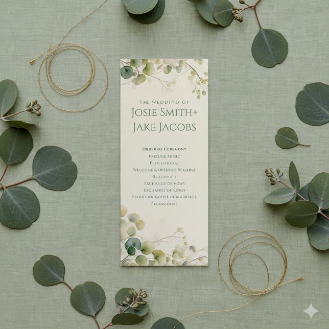 Elegant Eukalyptus Greenery Botanische Zeremonie Programm (Eucalyptus greenery wedding ceremony program on soft sage green linen surface.)