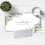 Elegant Eukalyptus Greenery Custom Schreibtischunterlage<br><div class="desc">Eleganter Eukalyptus Botanischer Custom Desk Mat Mouse Pad mit unserem schönen Salbei Eukalyptus-Grün und moderner Typografie für Ihr Monogramm. Einfach mit Ihren Informationen für eine einfach köstliche Schreibtischmatte,  Arbeitsoberflächen-Pad oder Kunstwerke anpassen. Bitte kontaktieren Sie uns unter cedarandstring@gmail.com ,  wenn Sie Hilfe beim Design oder den passenden Produkten benötigen.</div>