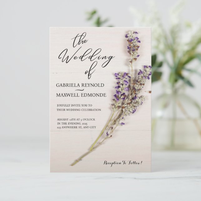 Elegant floral Clean Lavender Wedding Einladung (Stehend Vorderseite)