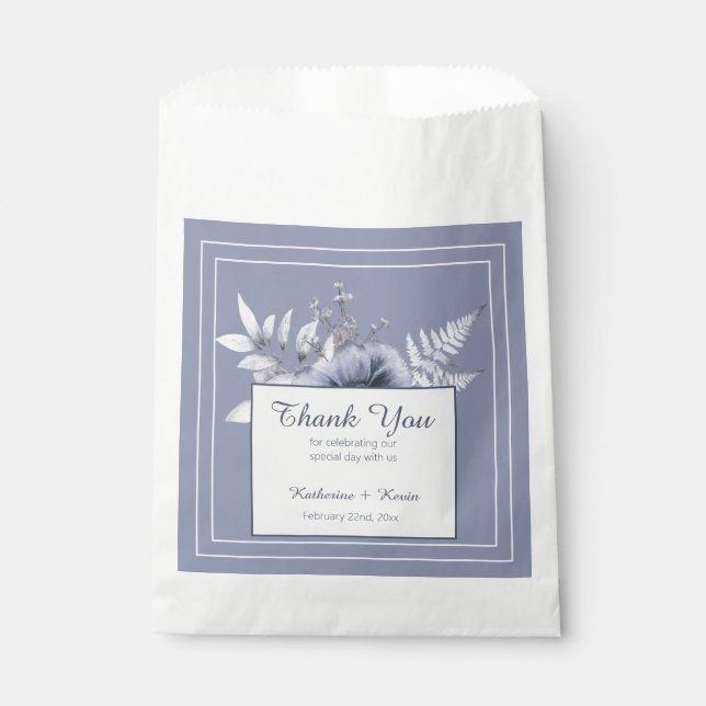 Elegant Floral Dusty Blue Wedding Geschenktütchen (Vorderseite)
