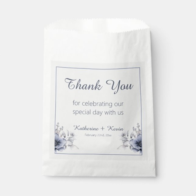 Elegant Floral Dusty Blue Wedding Geschenktütchen (Vorderseite)