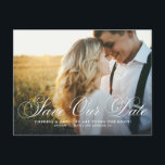 Elegant Geblüht Script-Foto Rette unser Datum Postkarte<br><div class="desc">Mit diesem eleganten Foto Save the Date Postkarte verkünden Sie Ihren Hochzeitstag für Ihre Familie und Freunde. Es verfügt über ein geblüht Skriptüberlagern. Persönlich gestalten,  indem Sie Ihre eigenen Foto- und Hochzeitsdetails hinzufügen. Dieses Skript rette unsere Datums-Postkarte ist perfekt für jedes Hochzeitsthema.</div>