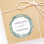 Elegant Geometric Greenery Wedding Monogram Runder Aufkleber<br><div class="desc">Elegante Hochzeitsticker mit modernem Bio Stil, kombiniert einen geometrischen Diamantenrahmen mit botanischem grünem Blattwerk und einer schönen Typografie. Das Design der Aquarellfarben umfasst einen Kranz aus Eukalyptus, Blätter und Eukalyptuszweigen in sanften grünen Minztönen, Grün, Oliven und Blau. Ideal für einen Frühlings- oder Sommeraufenthalt. Der schwarze Hochzeitsmonogramm-Text kann mit den Braut-...</div>