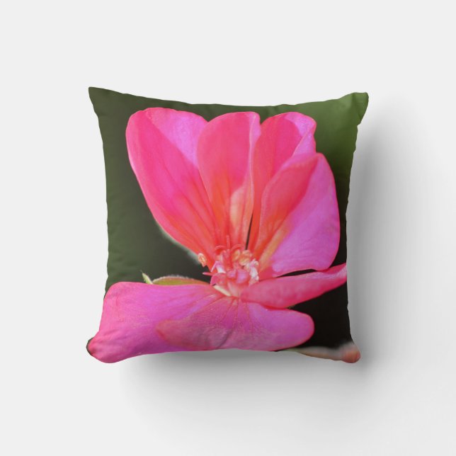 Elegant Geranium Bloral Throw Kissen (Vorderseite)