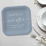Elegant glücklich je nach dusty Blue Wedding Pappteller<br><div class="desc">Elegante,  staubblaue Teller für Ihren Hochzeitsempfang,  Verlobungsfeiern,  Probe-Dinner,  Paarduschen und andere Hochzeitsfeiern mit "Happily Ever After" in schlichter weißer Typografie und einem schicken weißen Drehbuch mit Wimpern,  Ihren Vornamen verbunden mit einem Herz und Ihrem Hochzeitsdatum.</div>