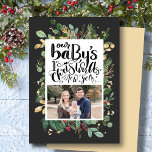 Elegant Gold Foliage Greenerity Baby First Christm Feiertagskarte<br><div class="desc">Elegantes Gold Foliage Greenery Baby First Christmas Holiday Card. Mit dieser eleganten und modernen Holiday Foto Card mit "Unser Baby's First Christmas and New Year" in eleganter, handgeschriebener Kalligraphie mit wunderschönen Aquarellen und goldenen Blattbildern senden Sie Ihren Lieben herzliche Urlaubswünsche und Grüße. Umkehren, um ein nahtloses goldenes Herzmuster im schwarzen...</div>