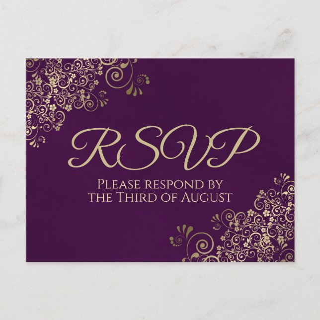 Elegant Gold Frills on Plum Lila Wedding RSVP Postkarte (Vorderseite)