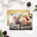 Elegant Gold Frohe Weihnachts-Script-Foto Feiertagskarte<br><div class="desc">Die Holiday Fotokarte bietet ein "Frohe Weihnachten" Overlay-Design in einem schönen weißen Skripttext. Personalisieren Sie Ihre Namen,  das Jahr und ein beliebtes Foto im Landschaftsstil. Ein elegantes Gold (kann individuell angepasst werden) und ein weißes Schneeflockenmuster schmückt den Rücken.</div>