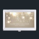 Elegant Gold Glitzer Bokeh Luxe Visitenkarten Dose<br><div class="desc">Elegant Gold Glitzer Bokeh Luxe Business Card Inhaber | Zeigen Sie Ihre Visitenkarte mit diesem eleganten Visitenkartenhalter. Es zeichnet sich durch goldene Glitzer-Bügel und einfache Typografie aus. Matching-Elemente sind verfügbar.</div>