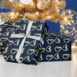 Elegant Gold Hearts on Navy Dunkelblau Geschenkpapier<br><div class="desc">Geschenkpapier. Elegante Imitate Gold hört auf Dunkelblau. Ideal für viele Anlässe, wie zum Beispiel den Tag des Südens, den Geburtstag, das Jubiläum, die Hochzeit, etc... ⭐ 99% meiner Designs in meinem Geschäft sind in "LAYERS" gemacht. Damit können Sie die Größe und den Text der Grafik und des Textes so anpassen,...</div>