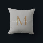 Elegant Gold Monogram Script Names Wedding Gray Kissen<br><div class="desc">Chic mit Monogramm Sake Kissen mit Ihren Namen und Monogramm in weißer, eleganter Schrift Kalligraphie und goldmoderner Typografie auf grauem Hintergrund. Fügen Sie einfach Ihre Namen und Monogramm hinzu. Exklusiv für Sie entworfen von Happy Dolphin Studio. Wenn Sie Hilfe oder passende Produkte benötigen, kontaktieren Sie uns bitte unter happydolphinstudio@outlook.com. Wir...</div>