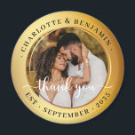 Elegant Gold Rings Couple Foto Wedding Vielen Dank Magnet<br><div class="desc">Feiern Sie Ihren besonderen Tag mit diesem eleganten Gold Rings Couple Foto Wedding Dankeschön Magneten. Dieser Magnet ist der perfekte Sake für Ihre Gäste, mit einem zeitlosen Design von stilisierten goldenen Ringen Set vor einem luxuriösen goldenen Hintergrund und ein paar Fotos. Der Magnet kann mit den Namen der Braut und...</div>