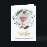 Elegant Gold Script Eucalyptus Foliage Grüne Feiertagskarte<br><div class="desc">Senden Sie Urlaubswünsche und Grüße an Freunde, Kollegen und Familie in einfachen, niedlichen, schicken, eleganten und modernen Foto-Design festlich, Natur-Farbe Stil gefaltet Urlaubskarten! Ein wunderschöner Kranzrahmen aus verschiedenen, sanft grün gestrichenen Blätter (Kiefer, Eukalyptus, Farn) mit hübschen braunen Kiefernzapfen und Elfenbeinmagnolien vor sich. Unterhalb des Fotos finden Sie Gold "Gesegnet" in...</div>