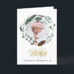 Elegant Gold Script Eucalyptus Foliage Grüne Feiertagskarte<br><div class="desc">Senden Sie Urlaubswünsche und Grüße an Freunde, Kollegen und Familie in einfachen, niedlichen, schicken, eleganten und modernen Foto-Design festlich, Natur-Farbe Stil gefaltet Urlaubskarten! Ein wunderschöner Kranzrahmen aus verschiedenen, sanft grün gestrichenen Blätter (Kiefer, Eukalyptus, Farn) mit hübschen braunen Kiefernzapfen und Elfenbeinmagnolien vor sich. Unterhalb des Fotos finden Sie Gold "Gesegnet" in...</div>