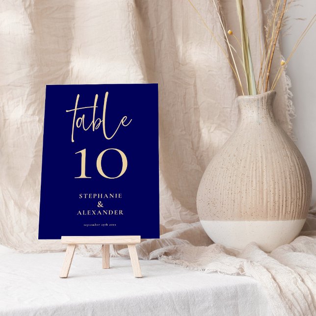 Elegant Gold Script Navy Name Date Tischnummer (Von Creator hochgeladen)