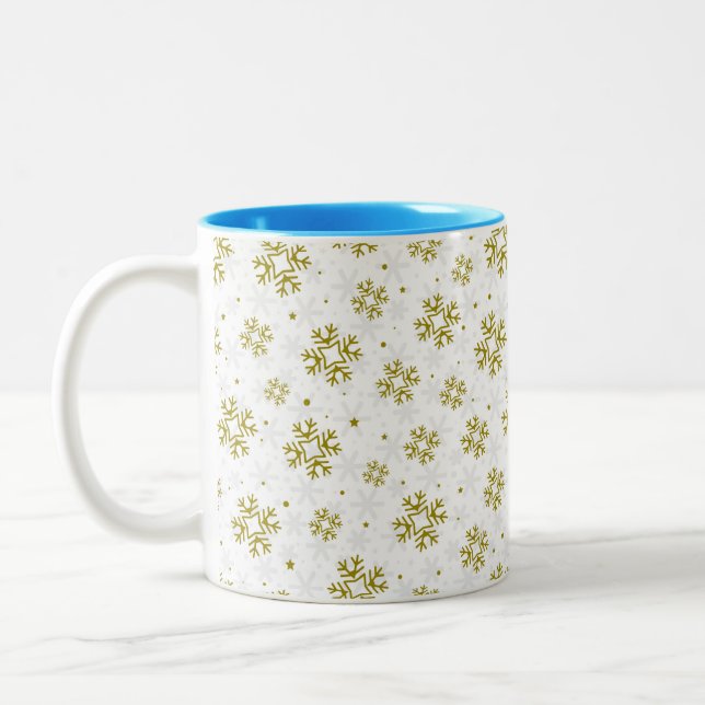 Elegant Gold Snowflake Winter Pattern Zweifarbige Tasse (Links)