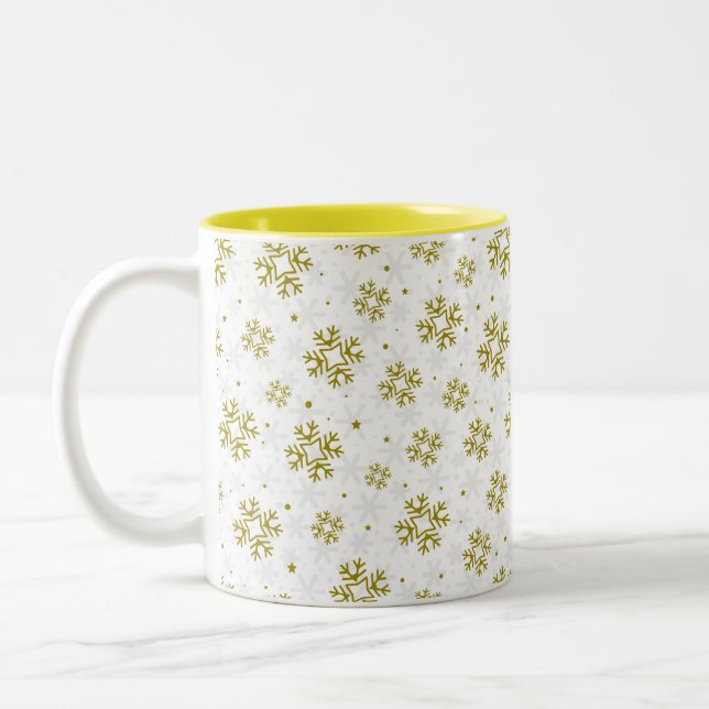 Elegant Gold Snowflake Winter Pattern Zweifarbige Tasse (Links)