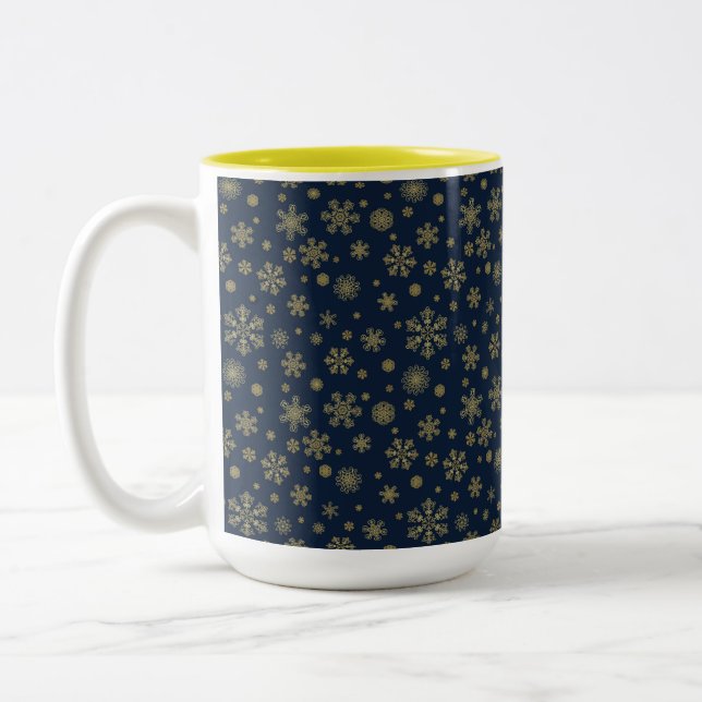 Elegant Gold Snowflake Winter Pattern Zweifarbige Tasse (Links)