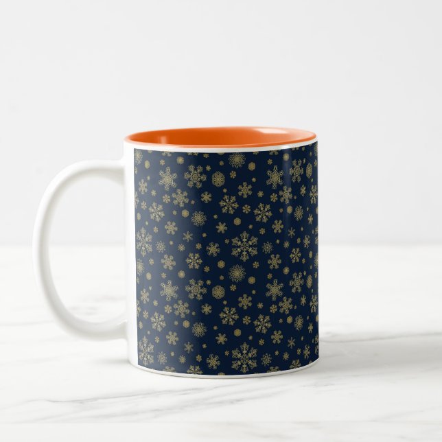 Elegant Gold Snowflake Winter Pattern Zweifarbige Tasse (Links)