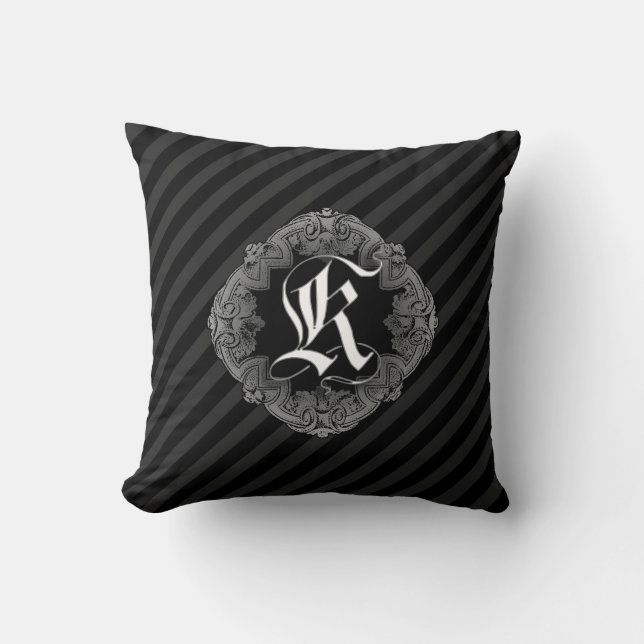 Elegant Goth Initial K Throw Kissen (Vorderseite)