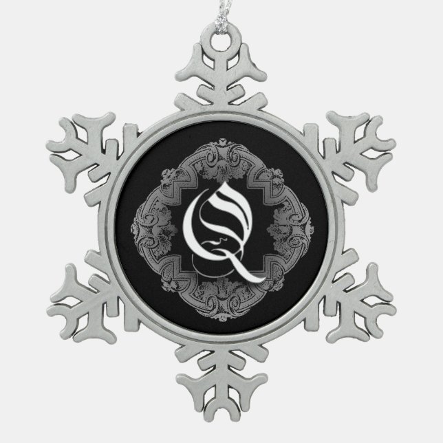 Elegant Goth Initial Q Snowflake Ornament (Vorderseite)